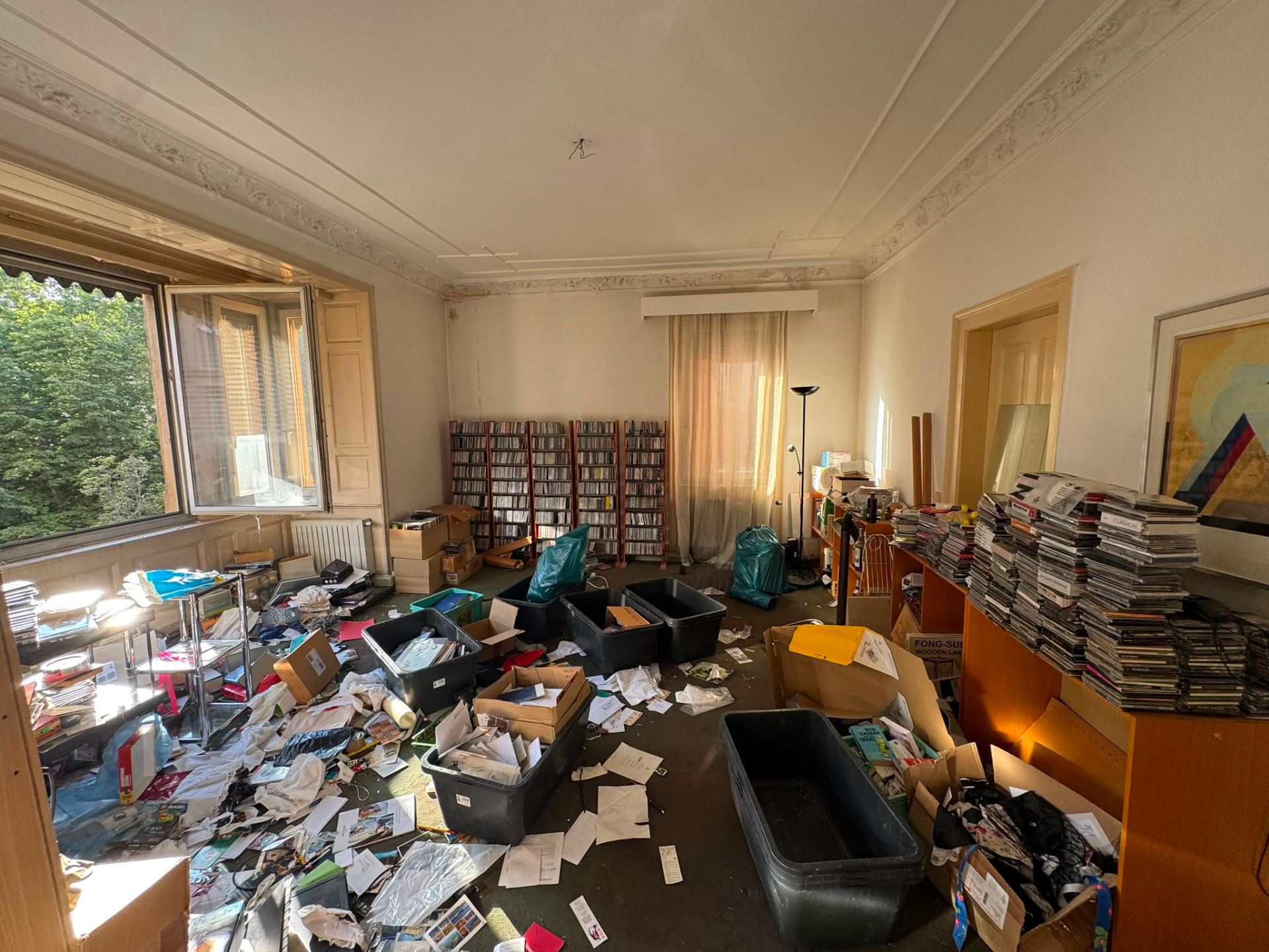 Sortierte Kisten und Unterlagen während der Entrümpelung einer Altbauwohnung