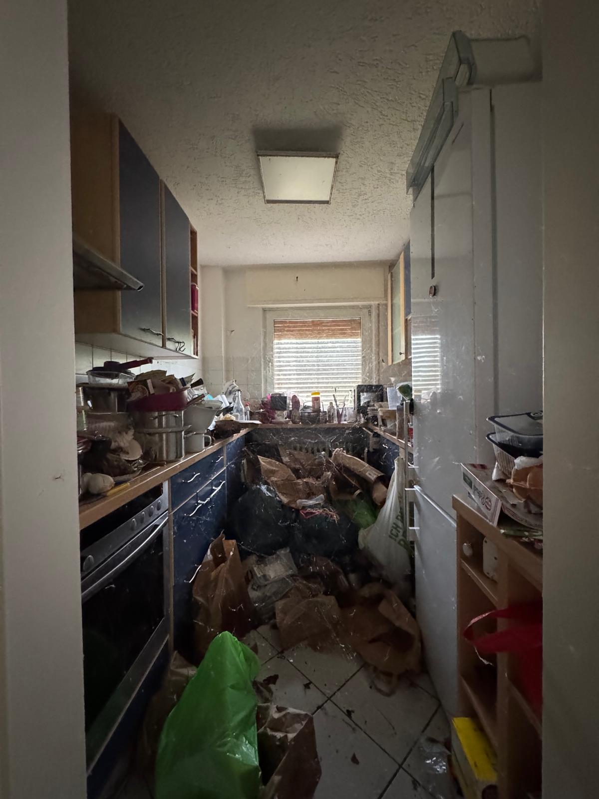 Vorher: mit Müllsäcken zugestellte Küche einer Messie-Wohnung vor der Entrümpelung